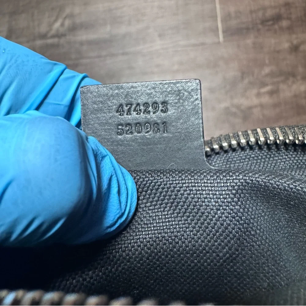 Gucci GG Supreme body bag in black with a red and blue web strap - Picture 5 of 16